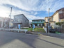 駐車が苦手な方にも嬉しい前面が広い道路に面した住まい。
お車の出し入れもしやすいですよ！

