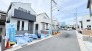閑静な住宅街です！お子様と手を繋いで並んで歩けるくらい広い前面道路です！
