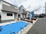閑静な住宅街です！お子様と手を繋いで並んで歩けるくらい広い前面道路です！
