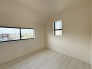 2面採光でとっても明るいお部屋です！
子供部屋としても良さそうです！
お日様の光がサンサンと入るお部屋は気持ちがいいですね！
