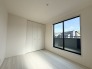 バルコニーに面した洋室はとっても明るいお部屋です！
布団干しも楽々ですし、天気の良い日は外に出て風にあたるのも良いですね！
