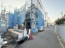 閑静な住宅街です！お子様と手を繋いで並んで歩けるくらい広い前面道路です！

