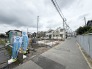 閑静な住宅街です！お子様と手を繋いで並んで歩けるくらい広い前面道路です！
