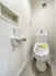 上部に収納棚があり、トイレットペーパーや掃除用具をスッキリ収納できます！

