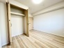 大容量の収納がある寝室。広々としたスペースでご家族の主寝室として、趣味のスペースなど多目的な用途に使用することができます！
