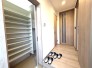 大型の下駄箱収納でお気に入りの靴もたっぷり収納できますね！
