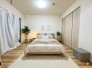 大容量の収納がある寝室。広々としたスペースでご家族の主寝室として、趣味のスペースなど多目的な用途に使用することができます！
※家具はイメージです。