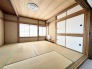 続き間の和室は、くつろぎ空間として、来客時は客間にもなります！
畳の上でゴロゴロするのも良いですよ～！？
