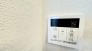 キッチンの壁にはユニットバスのコントローラーが設置されています！
お湯張りや追焚き操作もキッチンから操作でき
いつでも温かいお風呂に入ることができます！
