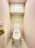 上部に収納棚があり、トイレットペーパーや掃除用具をスッキリ収納できます！

