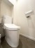 壁には埋め込み式の収納があります！
トイレットペーパー等のストックに便利です！
