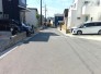 閑静な住宅街です！お子様と手を繋いで並んで歩けるくらい広い前面道路です！
