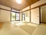 リビング横に設けられた和室スペース。
戸を開放してリビングと一体でお使い頂くと、とっても広く開放的になります！
真新しい畳の良い匂いがしますよっ！
