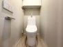 上部に収納棚があり、トイレットペーパーや掃除用具をスッキリ収納できます！

