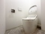 上部に収納棚があり、トイレットペーパーや掃除用具をスッキリ収納できます！

