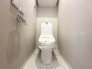 ウォシュレット付きです！
上部に収納棚があるので、トイレットペーパー等のストックもバッチリです！
