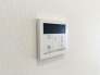 キッチンの壁にはユニットバスのコントローラーが設置されています！
お湯張りや追焚き操作もキッチンから操作でき
いつでも温かいお風呂に入ることができます！
