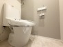 上部に収納棚があり、トイレットペーパーや掃除用具をスッキリ収納できます！

