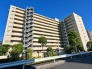 青空に映える堂々とした佇まいは大型コミュニティならではの存在感があります
