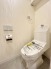 ウォシュレット付きです！
上部に収納棚があるので、トイレットペーパー等のストックもバッチリです！
