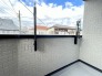 広々としたバルコニーがあり、たくさんの洗濯物を干すことができます！
日当たりが良く暖かいですよ～！
