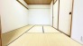 リビング横に設けられた和室スペース。
戸を開放してリビングと一体でお使い頂くと、とっても広く開放的になります！
真新しい畳の良い匂いがしますよっ！
