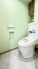 上部に収納棚があり、トイレットペーパーや掃除用具をスッキリ収納できます！

