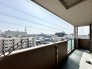 広々としたバルコニーがあり、たくさんの洗濯物を干すことができます！
日当たりが良く暖かいですよ～！
