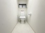 トイレは2か所ございますので、朝の込み合う時間帯も安心です！
来客時にも気兼ねなくご使用いただけます。

ウォシュレット付きです！
小窓もあるので換気も出来て採光もしっかり確保！

