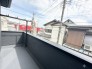広々としたバルコニーがあり、たくさんの洗濯物を干すことができます！
日当たりが良く暖かいですよ～！
