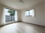 バルコニーに面した洋室はとっても明るいお部屋です！
布団干しも楽々ですし、天気の良い日は外に出て風にあたるのも良いですね！

