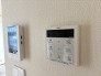 キッチンの壁にはユニットバスのコントローラーが設置されています！
お湯張りや追焚き操作もキッチンから操作でき
いつでも温かいお風呂に入ることができます！
