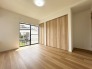 クローゼットを備えた洋室です！
洋服類もたっぷり収納できますので、お部屋には余計な家具要らず！？
収納が豊富なのは嬉しいです！
