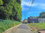 閑静な住宅街です！お子様と手を繋いで並んで歩けるくらい広い前面道路です！