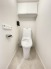 上部に収納棚があり、トイレットペーパーや掃除用具をスッキリ収納できます！

