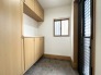 大型の下駄箱収納でお気に入りの靴もたっぷり収納できますね！

