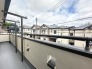 広々としたバルコニーがあり、たくさんの洗濯物を干すことができます！
日当たりが良く暖かいですよ～！
