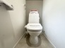上部に収納棚があり、トイレットペーパーや掃除用具をスッキリ収納できます！


