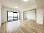 磨き上げられた床と白い壁が織りなす、広々とした空間。窓の外に広がる景色を眺めながら、静かで心地よい時間を過ごせそうな、落ち着きのある住まいです