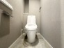 壁には埋め込み式の収納があります！
トイレットペーパー等のストックに便利です！


