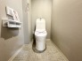 壁には埋め込み式の収納があります！
トイレットペーパー等のストックに便利です！
