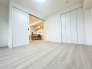 洋室は明るい空間となっています！子供部屋にも良さそうですね！

大容量の収納がある洋室。広々としたスペースでご家族の主寝室として、趣味のスペースなど多目的な用途に使用することができます！
