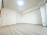 寝室は明るい空間となっています！子供部屋にも良さそうですね！

〇〇帖の寝室です！
収納もしっかり取れていますのでお部屋を有効に使えますね！！

〇〇帖の洋室です！
収納もしっかり取れていますのでお部屋を有効に使えますね！！

クロスがオシャレな洋室です！
家具選びも楽しくなりそうですね！
