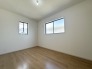 洋室は明るい空間となっています！子供部屋にも良さそうですね！
