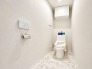 上部に収納棚があり、トイレットペーパーや掃除用具をスッキリ収納できます！

