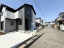 閑静な住宅街です！お子様と手を繋いで並んで歩けるくらい広い前面道路です！
