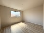 洋室は明るい空間となっています！子供部屋にも良さそうですね！