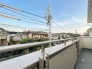 広々としたバルコニーがあり、たくさんの洗濯物を干すことができます！
日当たりが良く暖かいですよ～！
