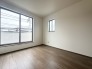 バルコニーに面した洋室はとっても明るいお部屋です！
布団干しも楽々ですし、天気の良い日は外に出て風にあたるのも良いですね！
