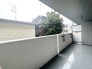 広々としたバルコニーがあり、たくさんの洗濯物を干すことができます！
日当たりが良く暖かいですよ～！
